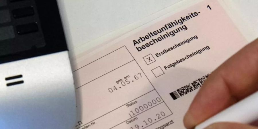 Wenn Pflegekräfte sich krank melden, dann oft wegen Corona. Foto: Paul Zinken/dpa-Zentralbild/dpa/Illustration