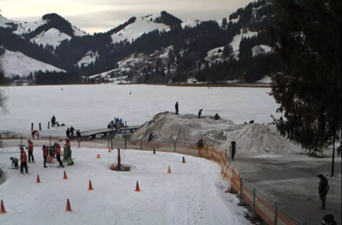 Der gefroreren Schwarzsee im Freiburger Oberland. Schwarzsee