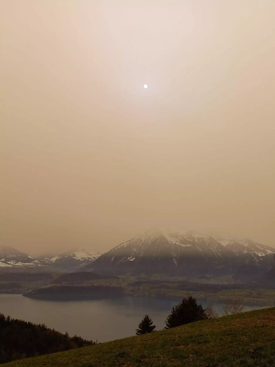 Auch über dem Thunersee hats ordentlich Sahara-Staub.