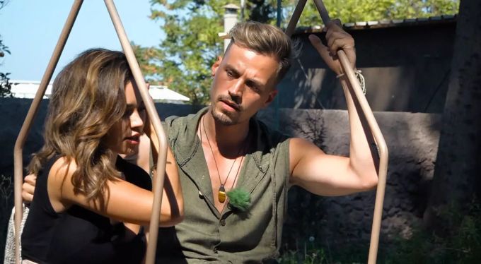 «Bachelorette 2020»: Daniel und Melissa sitzen in der Schaukel. «Bachelorette 2020»