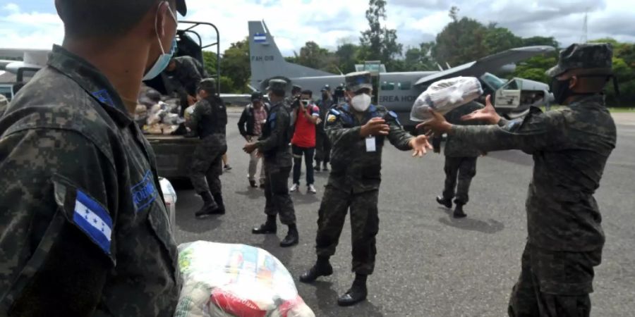 Honduras Luftwaffe versorgt bedrohte Gegenden mit dem Wichtigsten.