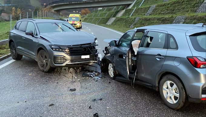 Der Lenker wollte in Küttigen einen Lastwagen überholen und sah das entgegengekommene Auto nicht. küttigen