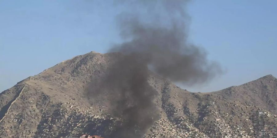 Rauch steigt über Kabul auf. Foto: Rahmatullah Alizadah/XinHua/dpa
