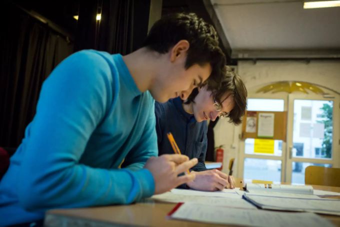 Schüler bevorzugen den Präsenzunterricht. nachhilfe unterricht