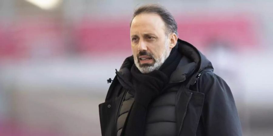 Stuttgarts Trainer Pellegrino Matarazzo steht vor einen Spiel in der Mercedes-Benz Arena in Stuttgart. Foto: Tom Weller/dpa