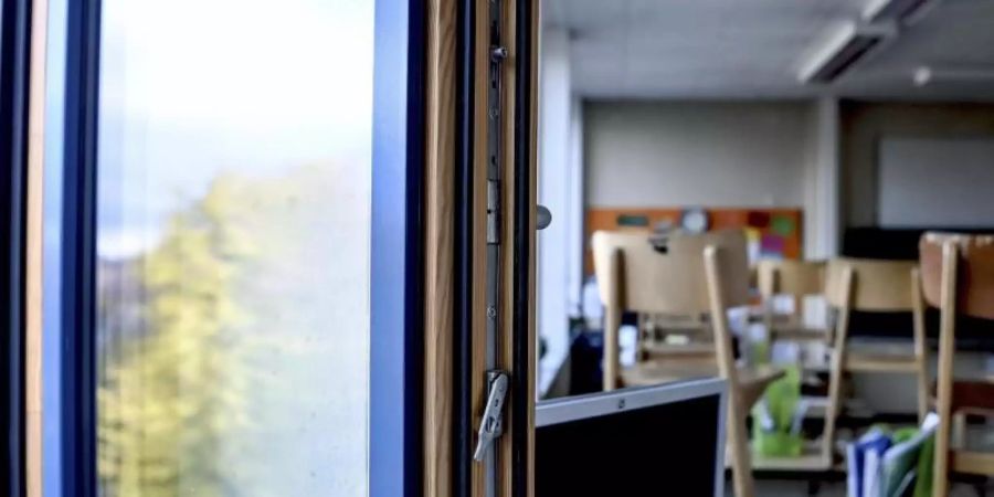 Ein Fenster in einem Klassenzimmer einer Grundschule ist zum Lüften geöffnet. Foto: Britta Pedersen/dpa-Zentralbild/dpa