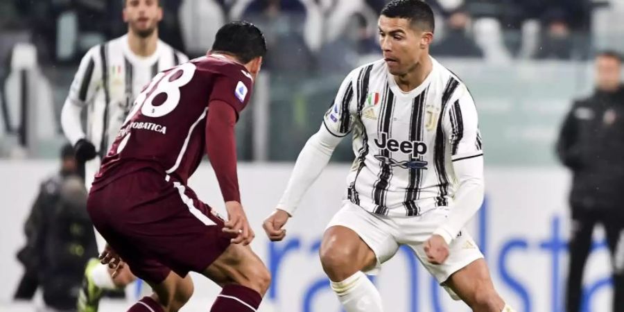 Turins Tomas Rincon und Juventus Cristiano Ronaldo (r) im Zweikampf um den Ball. Foto: Marco Alpozzi/LaPresse via ZUMA Press/dpa