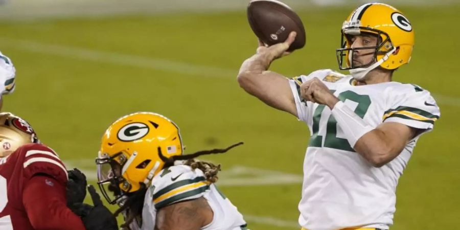 Angeführt von Star-Quarterback Aaron Rodgers (r) siegten die Packers klar mit 34:17. Foto: Tony Avelar/AP/dpa