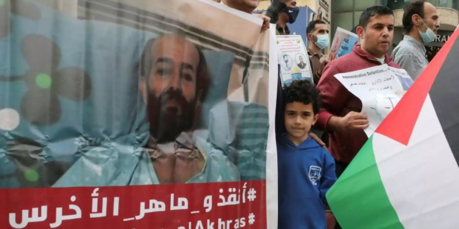 Ein Foto von Maher al-Akhras auf einem Plakat