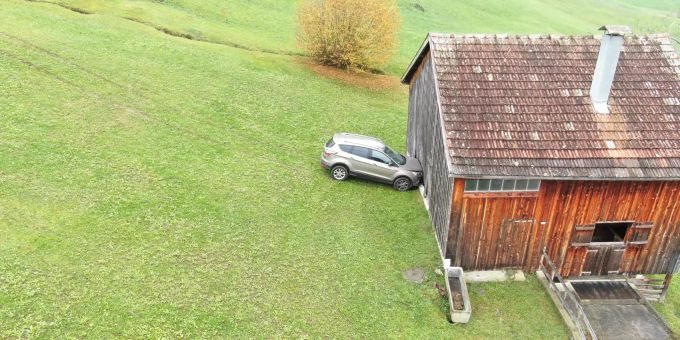 Auto kollidiert mit Stall. Auto kollidiert mit Stall