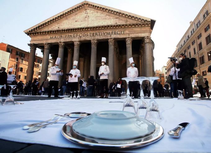 Köche und Restaurantbesitzer protestieren in Rom gegen die von der Regierung erlassene Corona-Massnahme zur Eindämmung der Ausbreitung des Coronavirus, die Restaurants nachts auf dem Pantheon-Platz in Rom zu schliessen. Coronavirus - Italien