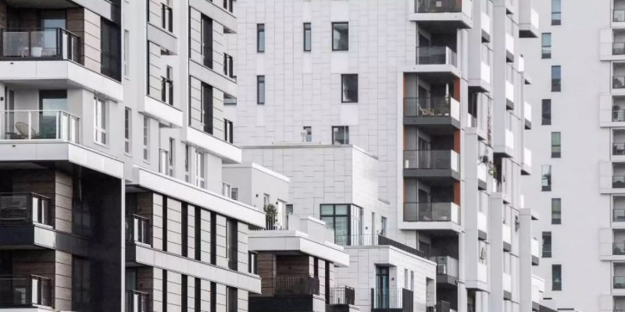 Blick in eine Strasse in Düsseldorf mit Wohnhäusern. Teure Mieten und hohe Wohnungspreise machen vielen Verbrauchern in Deutschland schwer zu schaffen. Foto: Marcel Kusch/dpa