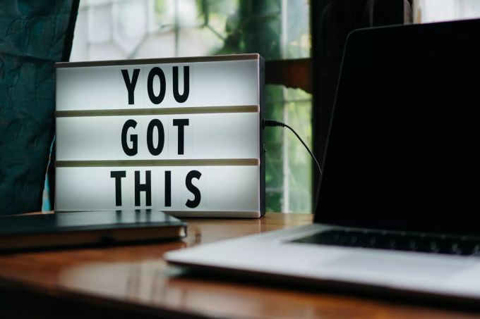 Motivieren Sie sich immer wieder selbst und halten Sie sich vor Augen, warum Sie dieses Ziel erreichen möchten. Leuchtbild You got this.