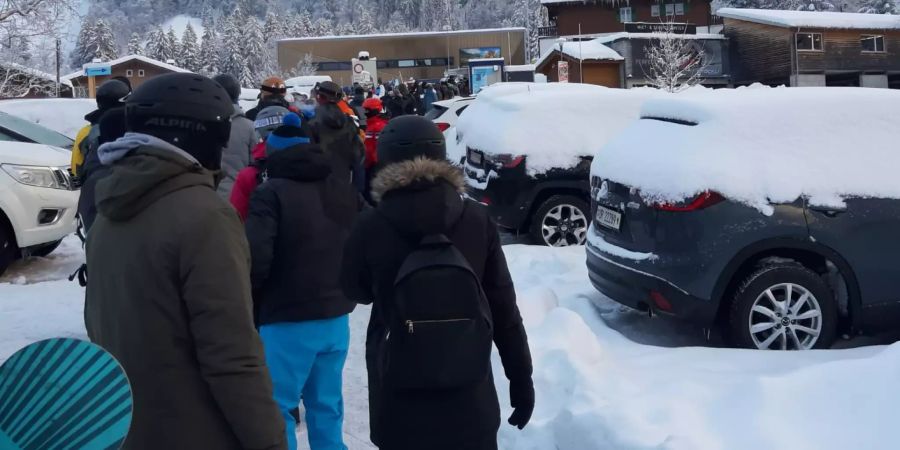 Wintersportler stehen auf der Melchsee-Frutt OW rund eine Stunde an, um an ein Ticket fürs Skigebiet zu kommen.