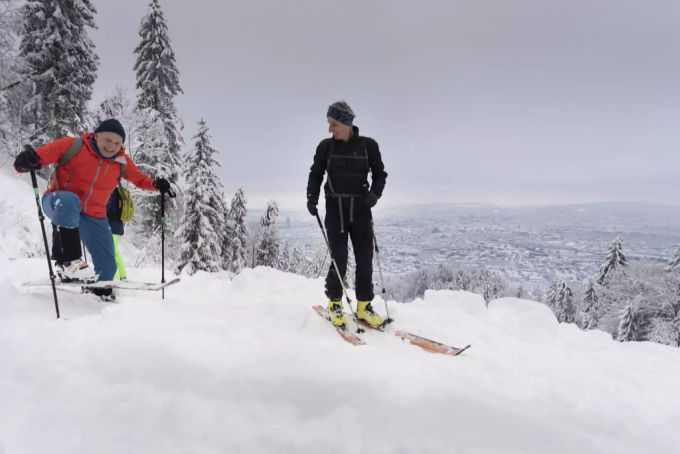 Zwei Ski-Freerider auf dem Uetliberg. Bis am Mittwoch hält das kühle Wetter – dann dürfte der Schnee schmilzen. Wetter