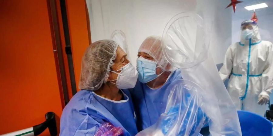 Eine Kunststoffplane trennt Alida und ihren Mann Salvatore, einen Corona-Patienten, im sogenannten Umarmungszelt im New Castelli's Hospital in Italien. Foto: Cecilia Fabiano/LaPresse via ZUMA Press/dpa