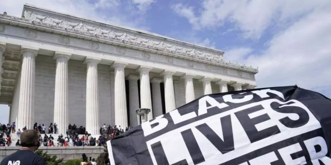 Demonstranten beim 57. Jahrestag der «I Have A Dream»-Rede von Martin Luther King in Washington. Foto: Susan Walsh/AP/dpa Demonstranten beim 57. Jahrestag der «I Have A Dream»-Rede von Martin Luther King in Washington. Foto: Susan Walsh/AP/dpa