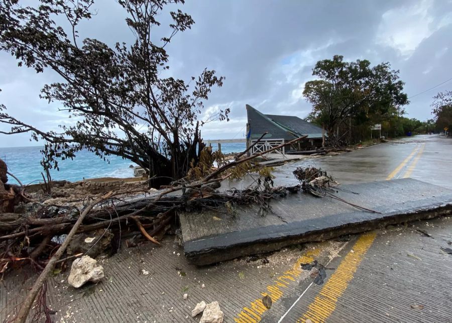 President Duque arrives on San Andres island to view destruction in neighboring Providencia