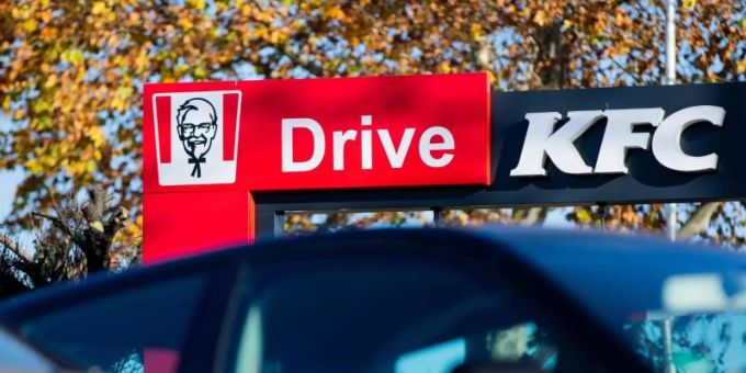 Autos stehen vor dem Drive-In Autoschalter einer Filiale der Fastfood Kette Kentucky Fried Chicken in Düsseldorf. Foto: Rolf Vennenbernd/dpa kfc