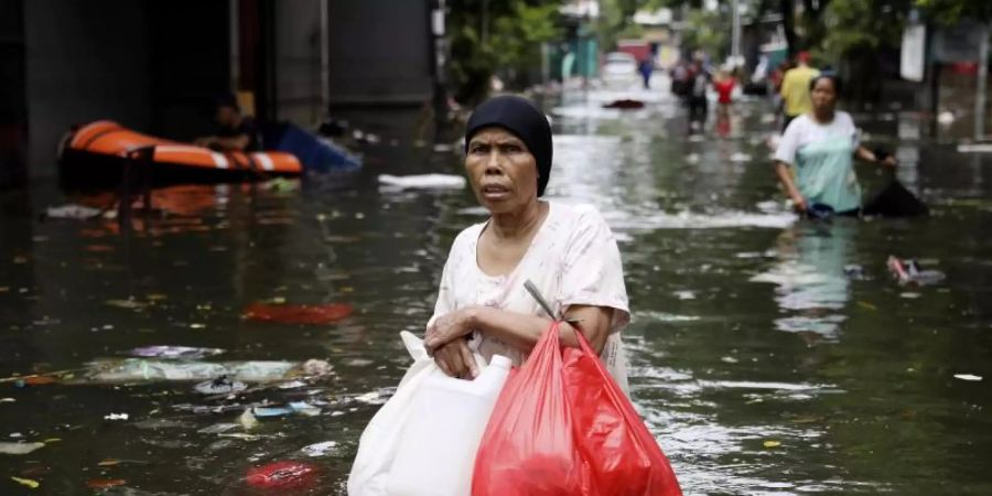 Monsunregen und steigende Flüsse überfluteten Teile des Grossraums Jakarta. Die Regenfälle, die am Neujahrstag begonnen hatten, waren nach Angaben der Behörden die heftigsten seit 1866. Foto: Dita Alangkara/AP/dpa