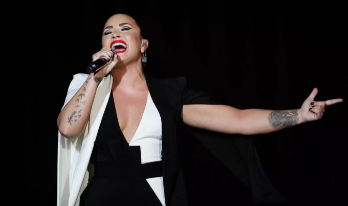 Demi Lovato moderierte die People's Choice Awards. Die Serie «Grey's Anatomy» gehörte zu den grossen Gewinnern. grey's anatomy