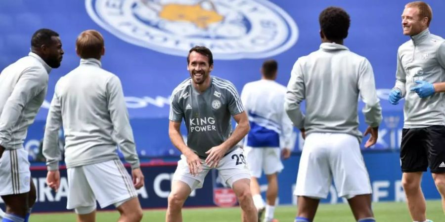 Christian Fuchs (M) wärmt sich beim Training mit Teamkameraden von Leicester City auf.. Foto: Rui Vieira/Nmc Pool/PA Wire/dpa