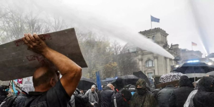 Wasserwerfer bei der Demonstration in Berlin