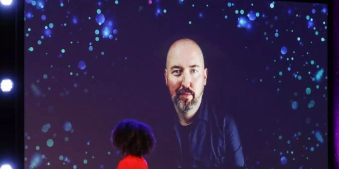 Der diesjährige Gewinnerautor Douglas Stuart spricht bei der Verleihung des Booker-Literaturpreises, an der er aufgrund der Corona-Pandemie online teilnimmt. Foto: David Parry/PA Wire/dpa Der diesjährige Gewinnerautor Douglas Stuart spricht bei der Verleihung des Booker-Literaturpreises, an der er aufgrund der Corona-Pandemie online teilnimmt. Foto: David Parry/PA Wire/dpa