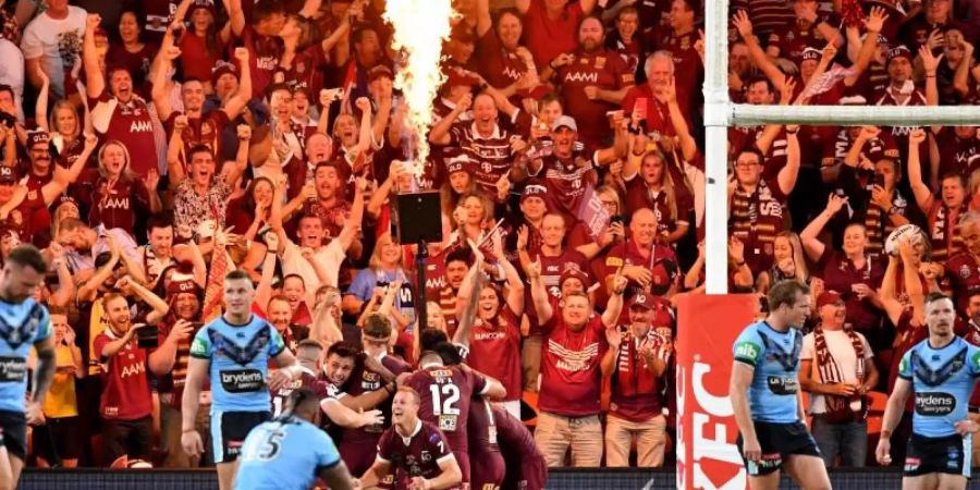 Dich aneinander ohne Abstand: Fast 50.000 Menschen sahen im Stadion in Brisbane ein Rugby-Spiel. Foto: Darren England/AAP/dpa