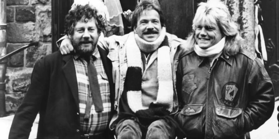 Gute Laune am Rande der Dreharbeiten zu dem «Tatort»-Krimi «Moltke»: Der Hauptdarsteller Götz George (M) wird von seinem Kollegen Chiem van Houwenige (l) und dem Musiker Dieter Bohlen auf Händen getragen. Foto: Franz-Peter Tschauner/dpa