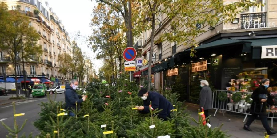 Weihnachtsbaumverkauf vor einem Pariser Blumenladen