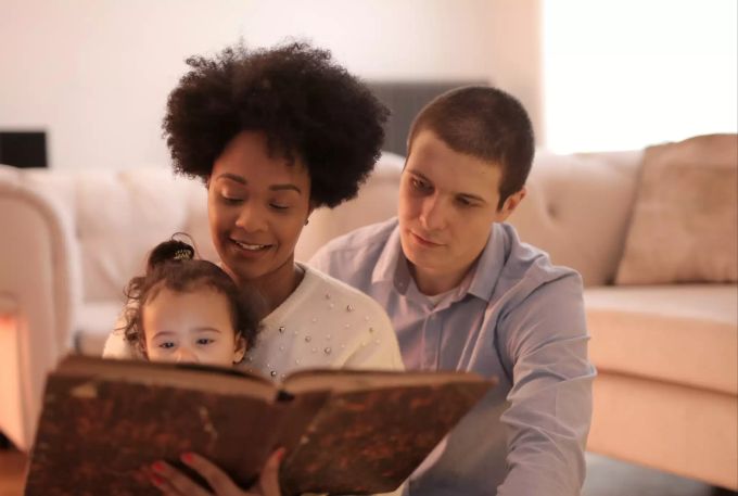 afroamerikanische Kinder lesen