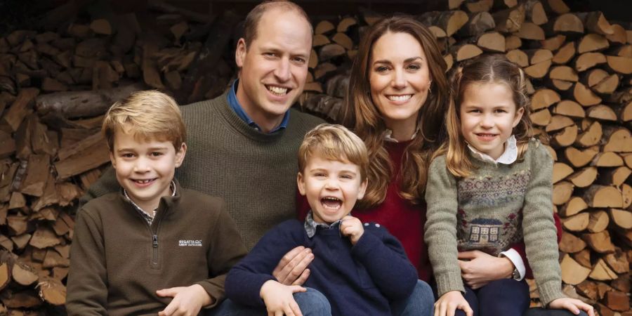 Bodenständig: Prinz George, Prinz Louis und Prinzessin Charlotte posieren mit Mami Kate und Papi William.