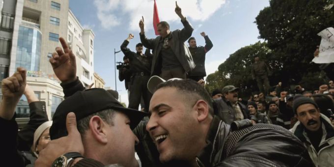 Feierliche Demonstrationen bei Protesten zu Beginn des Arabischen Frühlings. zehn Jahre Arabischer Frühling