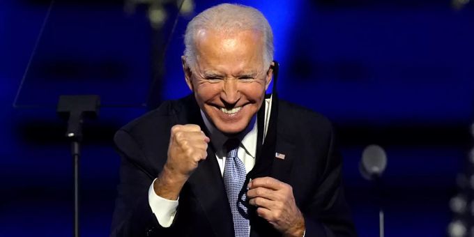 Joe Biden, «Gewählter Präsident» («President Elect»), steht nach einer Ansprache in Wilmington gestikulierend auf der Bühne. Joe Biden