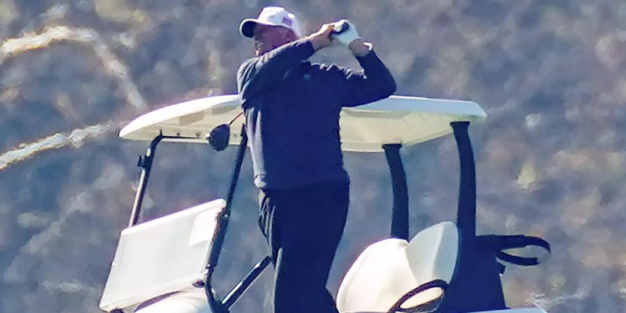 Donald Trump spielt eine Runde im Trump National Golf Club. Foto: Steve Helber/AP/dpa