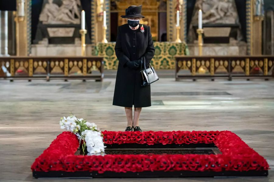 Queen mit Maske am Grab des Unbekannten Soldaten