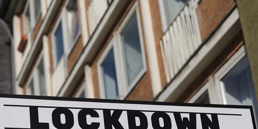 Auf einem Schild über einer geschlossenen Gaststätte steht «Lockdown - But don't lock your heart». Die Regierung will mit einem Teil-Lockdown im Monat November die Corona-Infektionszahlen in Deutschland senken. Foto: Oliver Berg/dpa