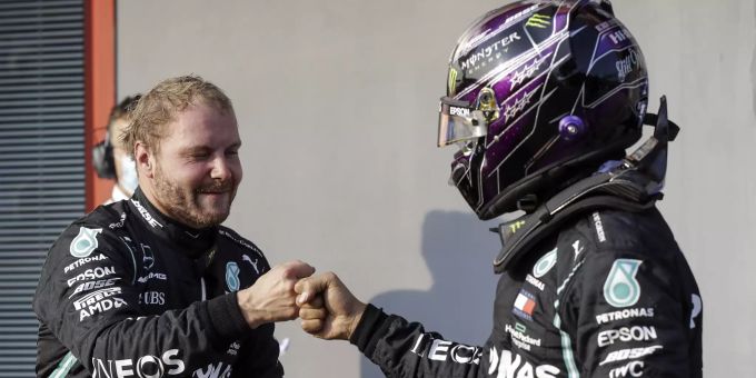 Lewis Hamilton (rechts) und Valtteri Bottas (links) feiern einen Doppelsieg in Imola. Lewis Hamilton Valtteri Bottas