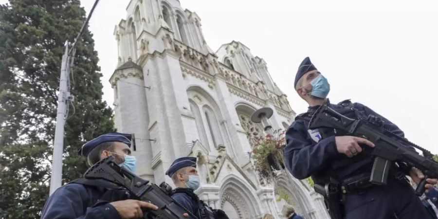 Nach der Messerattacke in Nizza werden Kirchen und Schulen in Frankreich vermehrt geschützt. Foto: Eric Gaillard/Pool Reuters/AP/dpa