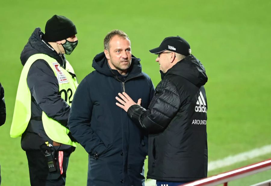 Urs Fischer im Gespräch mit Bayern-Coach Hansi Flick.