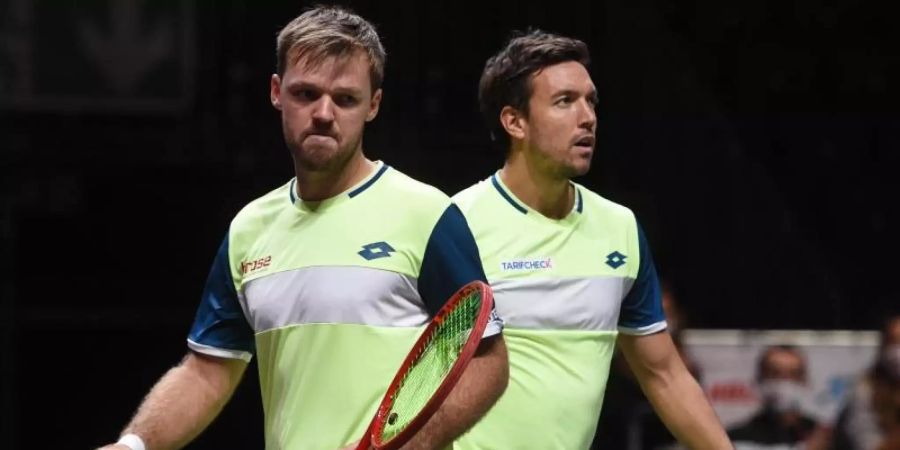 Andreas Mies (r) bemängelt die unterschiedlichen Bedingungen der Tennisspieler bei den Australian Open. Foto: Jonas Güttler/dpa