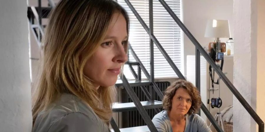 Johanna Stern (Lisa Bitter, l) und Lena Odenthal (Ulrike Folkerts) in einer Szene aus dem "Tatort: Unter Wölfen". Foto: Jacqueline Krause-Burberg/SWR/ARD/dpa