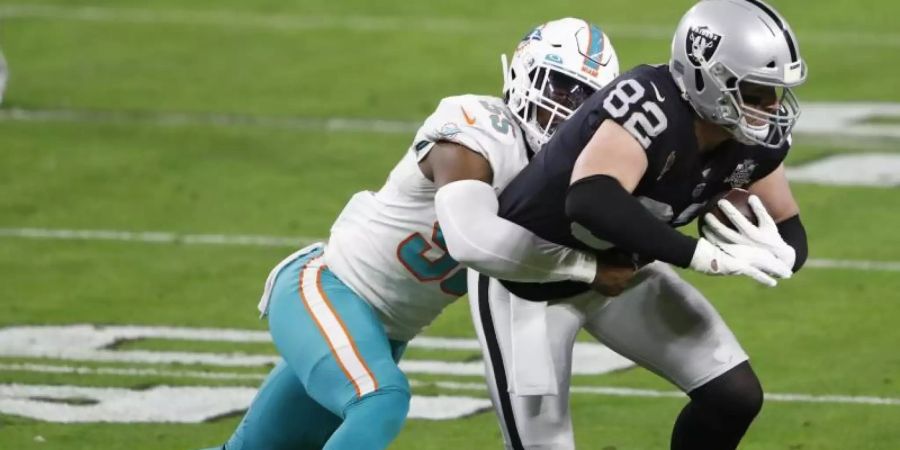 Jerome Baker von den Miami Dolphins schnappt sich Jason Witten von den Las Vegas Raiders. Foto: Steve Marcus/FR171387 AP/dpa