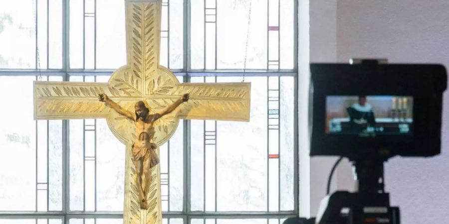 Ein Gottesdienst wird in der St. Anschar Kirche aufgezeichnet. Foto: Markus Scholz/dpa