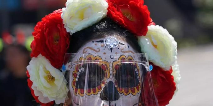 Eine als «Catrina» verkleidete Frau trägt während der Feierlichkeiten zum Tag der Toten ein Gesichtsschild. Der Día de Muertos in Mexiko ehrt verstorbene Angehörige. Foto: Fernando Llano/AP/dpa Eine als «Catrina» verkleidete Frau trägt während der Feierlichkeiten zum Tag der Toten ein Gesichtsschild. Der Día de Muertos in Mexiko ehrt verstorbene Angehörige. Foto: Fernando Llano/AP/dpa