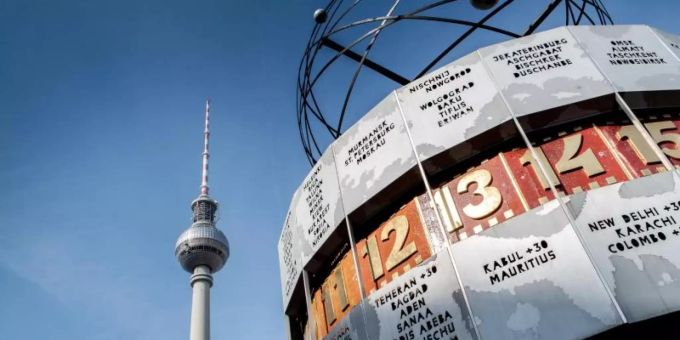 Der Berliner Alexanderplatz mit der Weltzeituhr und dem Fernsehturm. Foto: Zacharie Scheurer/dpa-tmn Der Berliner Alexanderplatz mit der Weltzeituhr und dem Fernsehturm. Foto: Zacharie Scheurer/dpa-tmn