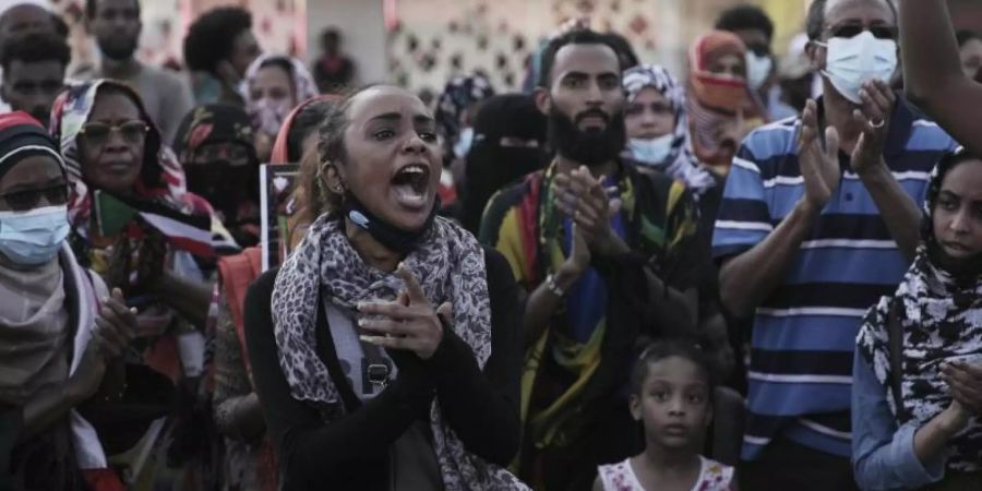 Menschen skandieren Slogans während einer Demonstration. Bei den Massenprotesten der Demokratie-Bewegung im Sudan gegen die Militärmachthaber hat es nach Angaben des nationalen Ärztekomitees mindestens zwei Tote sowie mehrere Verletzte gegeben. Foto: Marwan Ali/AP/dpa