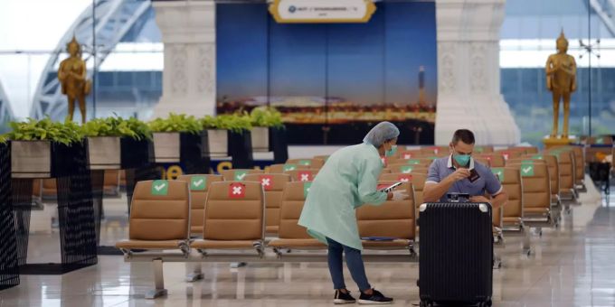 Einer der ersten Touristen, die am 1. November in Thailand eingetroffen ist. Das Land hat seine Grenzen trotz des Coronavirus wieder geöffnet. thailand coronavirus