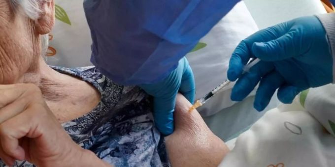 Eine Heimbewohnerin der Seniorenresidenz Marthahaus in Sachsen-Anhalt erhält ihre Drittimpfung mit dem Impfstoff von Biontech/Pfizer. Foto: Peter Endig/dpa-Zentralbild/dpa Eine Heimbewohnerin der Seniorenresidenz Marthahaus in Sachsen-Anhalt erhält ihre Drittimpfung mit dem Impfstoff von Biontech/Pfizer. Foto: Peter Endig/dpa-Zentralbild/dpa